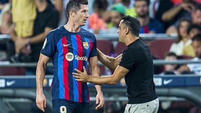 تشافي يحسم موقف رحيل ليفاندوفسكي عن برشلونة