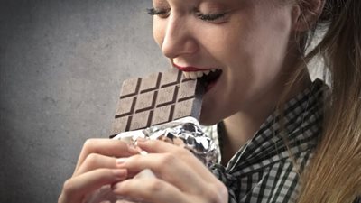 تناول الشيكولاتة يوميا لمدة 8 أسابيع تحسن الحالة المزاجية للنساء