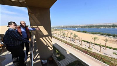 وزير الإسكان يتفقد مشروع الوحدات الفندقية والسياحة العلاجية بأسوان