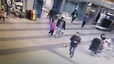 تفاصيل فيديو لشخصين باصطحاب طفلتين:أب حاول الهرب بأطفاله خارج البلاد