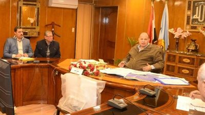محافظ أسيوط يعقد اجتماعًا موسعًا لمتابعة موقف السلع ومدى توافرها