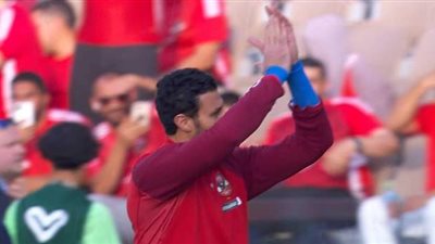 حراس الاهلى يجرون عملية الإحماء .. ونصيب الاسد من التشجيع للشناوى .. شاهد