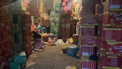 ضبط ١١٠٤ زجاجة زيت تمويني و١٠٠ كيس سكر داخل مخزن بالإسماعيلية