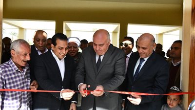 محافظ قنا يفتتح معرض 