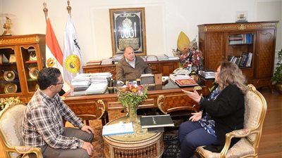محافظ أسيوط يبحث موقف مشروعات الرصف و صيانة الطرق