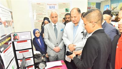 محافظ أسيوط ونائب رئيس الجامعة يتفقدان المعرض المحلى