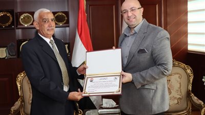 بعد ٤٠ سنه خدمه.. بنى سويف تكرم رئيس العُمال