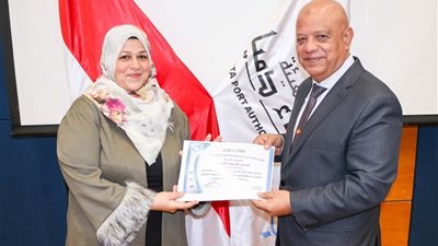 تكريم عدد من العاملين بـ هيئة ميناء دمياط .. صور