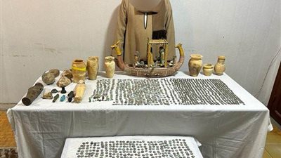 الكنز الفرعونى..ضبط موظف بالعاش بحوزته مجموعة كبيرة من القطع الآثرية