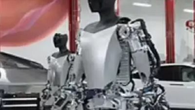 روبوت يهاجم موظفًا ويغرس مخالبه في ظهره !