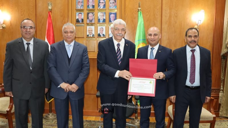 ماهر مرقص يتسلم شهادة