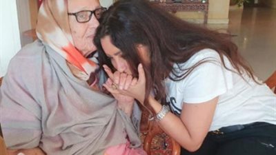 بكلمات مؤثرة.. لطيفة تودع والدتها