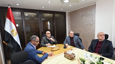 وزير الإسكان يتابع موقف خدمات مياه الشرب والصرف الصحى بالجيزة