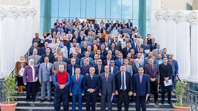 رئيس جامعة السويس يكرم عددا من الباحثين في احتفالية عيد العلم