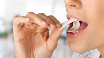 طبيبة توضح أضرار مضغ العلكة أكثر من ثلاث دقائق