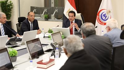 وزير الصحة يوجه بتشكيل لجنة لدراسة قانون إنشاء المنشآت الطبية