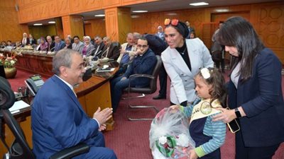 طلاب المدارس يهنئون محافظ الإسماعيلية بالعام الميلاديِّ الجديد