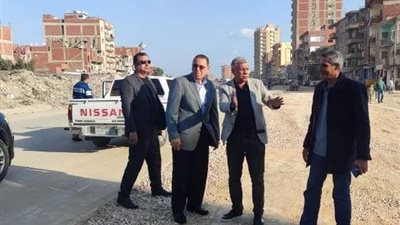 محافظ الشرقيةيتفقد أعمال رصف شارع المنيسي بفاقوس
