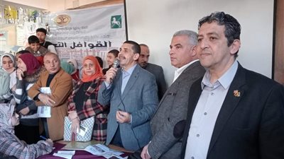 إقبال كثيف من طلاب مدارس بلبيس وديرب على القوافل التعليمية