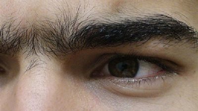 الحواجب الداكنة سمة للشخصية الشريرة..دراسة تؤكد