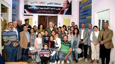 محافظ الأقصر يهنئ أطفال الجمعيات القبطية بعيد الميلاد المجيد