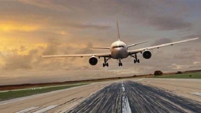 هبوط اضطراري لطائرة تحطمت إحدى نوافذها أثناء الرحلة | فيديو