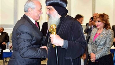 محافظ الأقصر يزور الكنائس لتقديم التهانى بعيد الميلاد المجيد