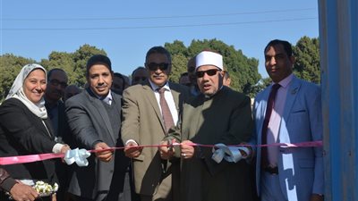 نائب رئيس جامعة الأزهر للوجه القبلي يفتتح منفذ بيع منتجات