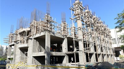رئيس جامعة المنصورة يتابع معدلات انجاز المنشآت الجديدة