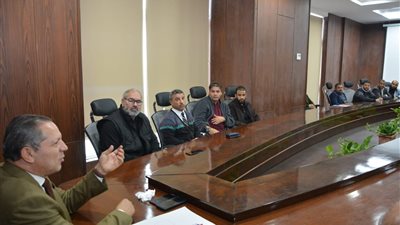 رئيس جامعة دمياط يلتقي الطلاب الوافدين لمتابعة أوضاعهم