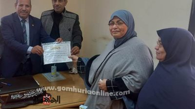 إدارة أشمون التعليمية تكرم وفاء جابر لبلوغها سن المعاش