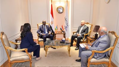 وزير النقل يبحث مع سفير رواندا سبل التعاون المشترك