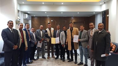 تسليم الشهادات المؤمنة لخريجى المبادرة الرئاسية 1000 معلم .. بقنا