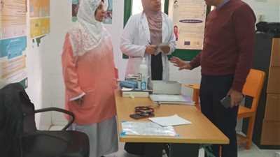 وكيل الصحة بدمياط يفاجئ الوحدة الصحية ويحيل ١٣ للتحقيق