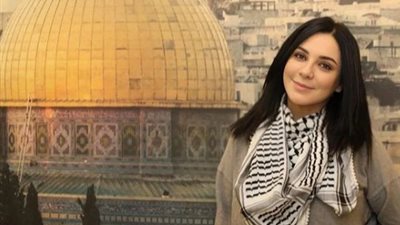 سلاف فواخرجي بجانب المسجد الأقصى:عندما تسكنك فلسطين وتكسوك العزة