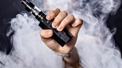 تسبب الجلطات والسرطان .. خبراء الصحة : احذروا السجائر الالكترونية