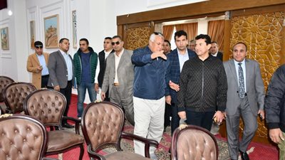 وزير الشباب ومحافظ الوادى الجديد يتفقدان المدينة الرياضية