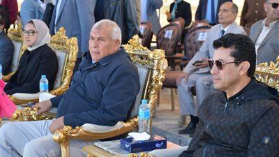 وزير الشباب ومحافظ الوادى الجديد يتفقدان نادي الهجن والفروسية