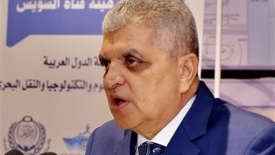 قناة السويس تنفي تعليق حركة الملاحة بسبب الاوضاع بالبحر الأحمر