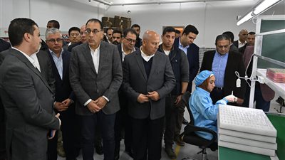 مدبولي يتفقد خط إنتاج السماعات اللاسلكية وخط إنتاج الموبايلات