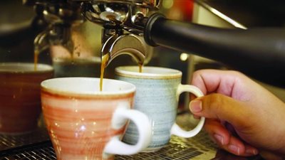 5 خطوات للتخلص من رعشة اليد بعد شرب القهوة..تعرف عليها