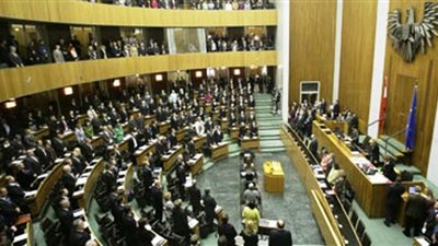 يهود مناصرون للقضية الفلسطينية يقتحمون البرلمان النمساوي