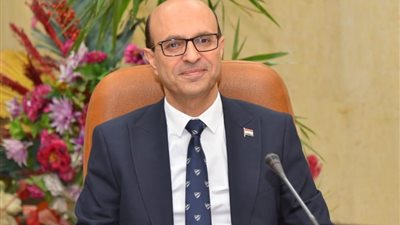 رئيس جامعة أسيوط يشيد بفريق طبي ينجح في استئصال ورم سرطاني