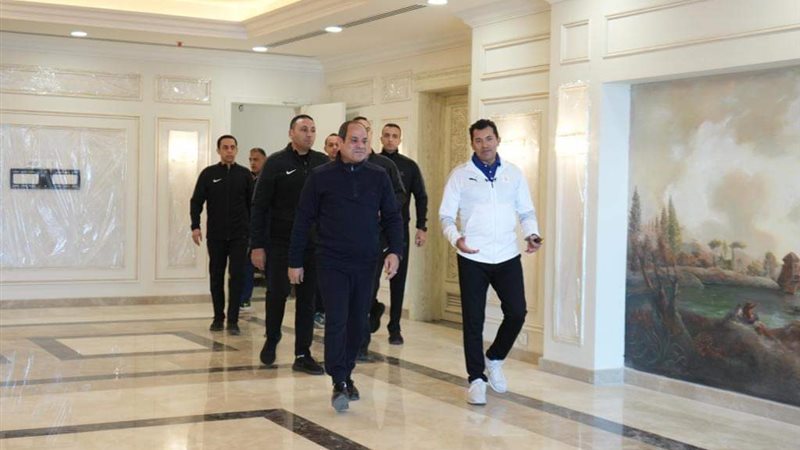 الرئيس السيسى برفقه