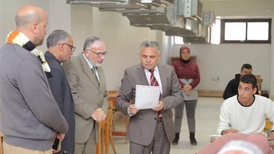 رئيس جامعة السويس يتابع امتحانات التكنولوجيا والتعليم