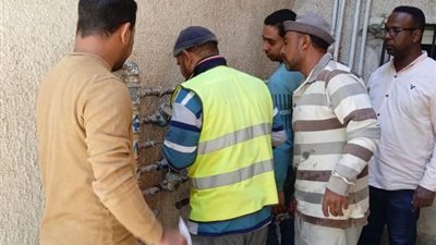محاضر ووقف تعامل على العقارات فى طيبة الجديدة لسارقى المياه.. صور