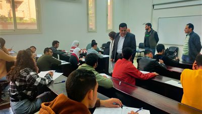 رئيس جامعة بني سويف التكنولوجية يتابع سير الامتحانات