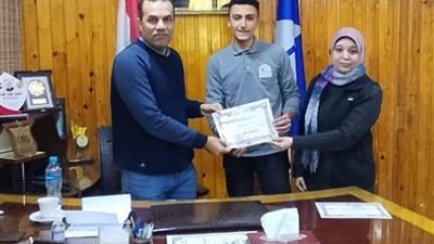 وكيل صحة دمياط يكرم أوائل مدرسة التمريض