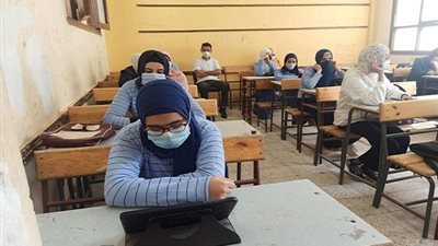 توقيع اقرار بعدم حيازة طلاب الثانوية العامة للمحمول أثناء الامتحانات