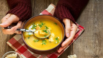 3 اضرار قد تصيبك عند تناول شوربة العدس على معدة فارغة